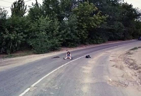 कार के बोनट पर रोमांस करता दिखा न्यूड कपल, तस्वीरें वायरल