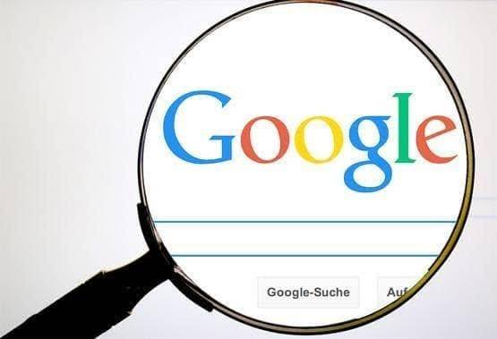 कार के बोनट पर रोमांस करता दिखा न्यूड कपल, तस्वीरें वायरल