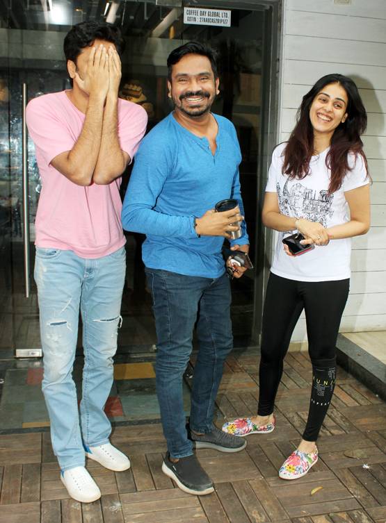 फोटोग्राफर को देखकर जब मुंह छिपाने लगे रितेश देशमुख, वायरल हैं तस्वीरें