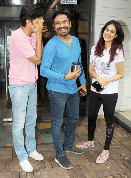 फोटोग्राफर को देखकर जब मुंह छिपाने लगे रितेश देशमुख, वायरल हैं तस्वीरें