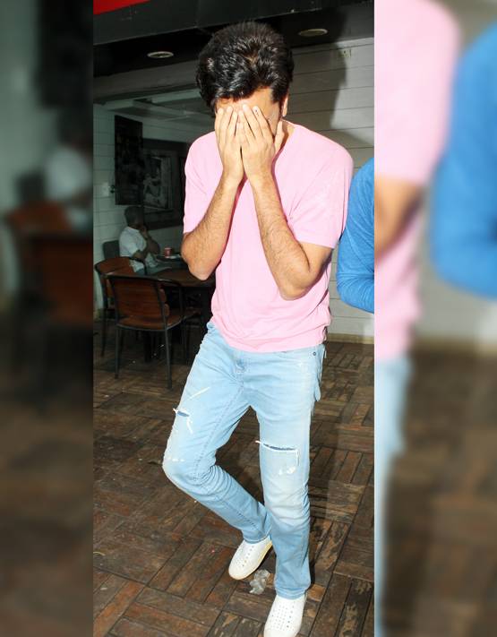 फोटोग्राफर को देखकर जब मुंह छिपाने लगे रितेश देशमुख, वायरल हैं तस्वीरें