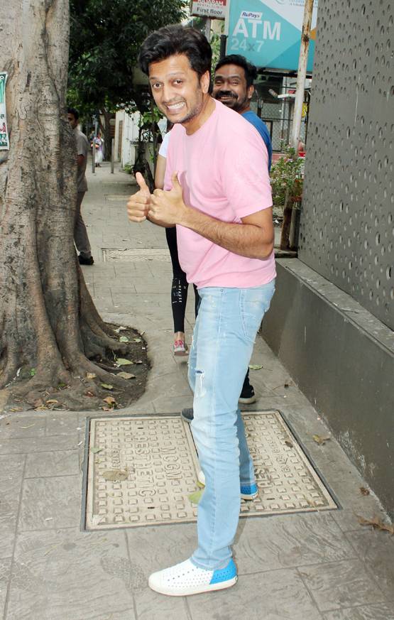 फोटोग्राफर को देखकर जब मुंह छिपाने लगे रितेश देशमुख, वायरल हैं तस्वीरें