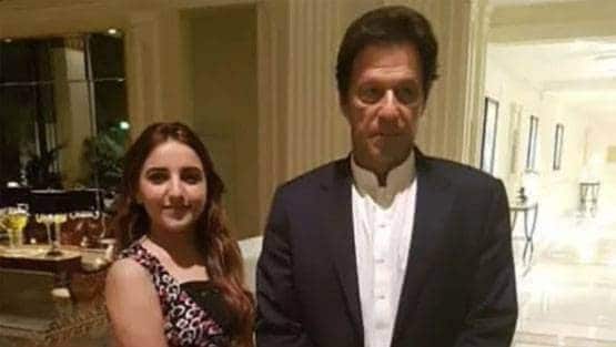 इमरान की कुर्सी इस लड़की ने 'संभाली', PAK में मच गया बवाल