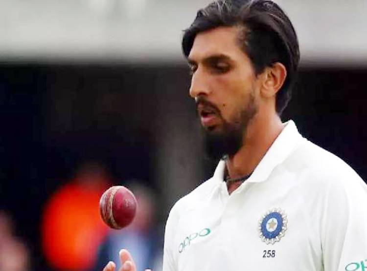 ईशांत शर्मा के घर में दिखी आसाराम की तस्वीर, लोगों ने बताया भक्त