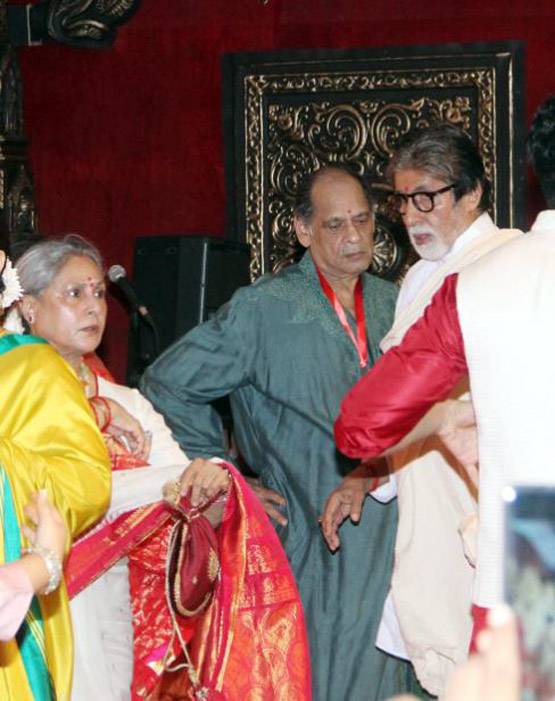 महाअष्टमी के दिन जया संग माता के दरबार पहुंचे अमिताभ बच्चन, Photos