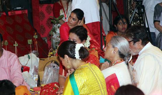 महाअष्टमी के दिन जया संग माता के दरबार पहुंचे अमिताभ बच्चन, Photos