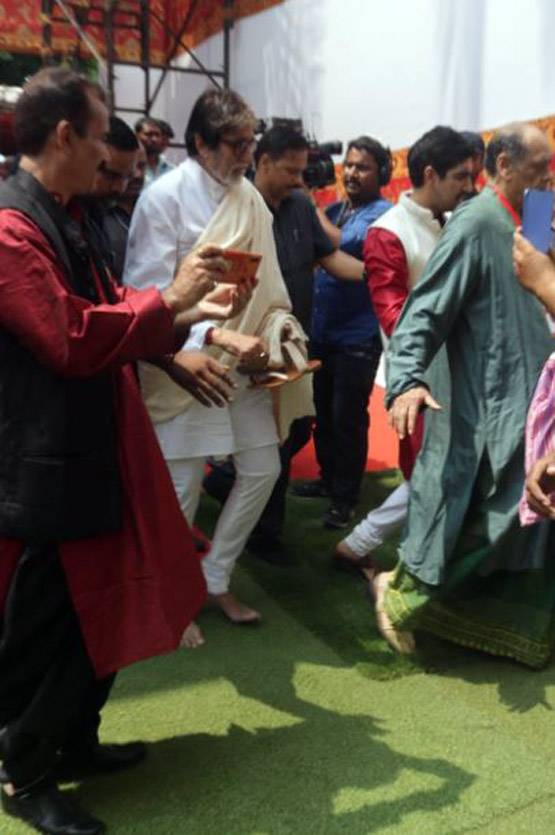 महाअष्टमी के दिन जया संग माता के दरबार पहुंचे अमिताभ बच्चन, Photos