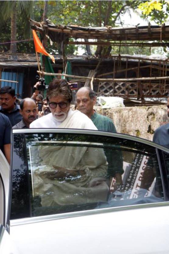 महाअष्टमी के दिन जया संग माता के दरबार पहुंचे अमिताभ बच्चन, Photos