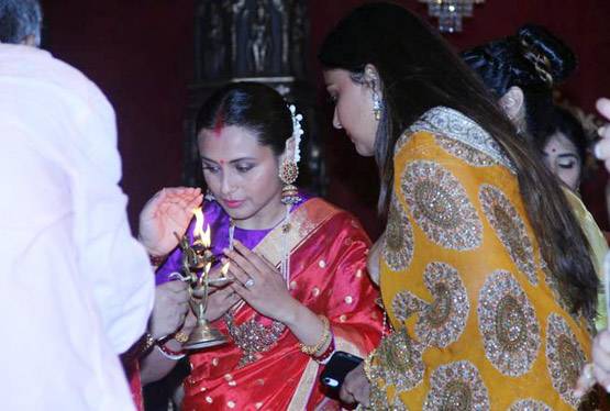 महाअष्टमी पर दुर्गा पूजा में पहुंचीं काजोल-रानी मुखर्जी, ऐसा था बॉन्ड