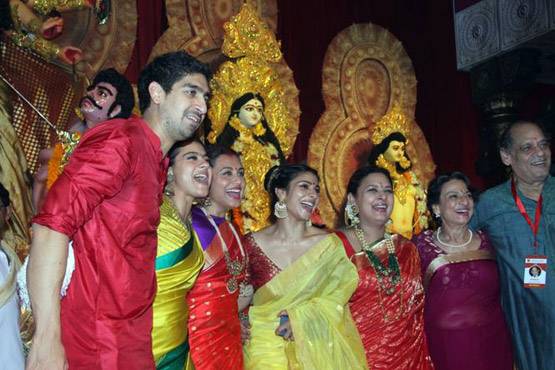 महाअष्टमी पर दुर्गा पूजा में पहुंचीं काजोल-रानी मुखर्जी, ऐसा था बॉन्ड