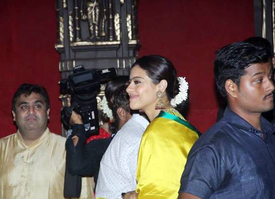 महाअष्टमी पर दुर्गा पूजा में पहुंचीं काजोल-रानी मुखर्जी, ऐसा था बॉन्ड