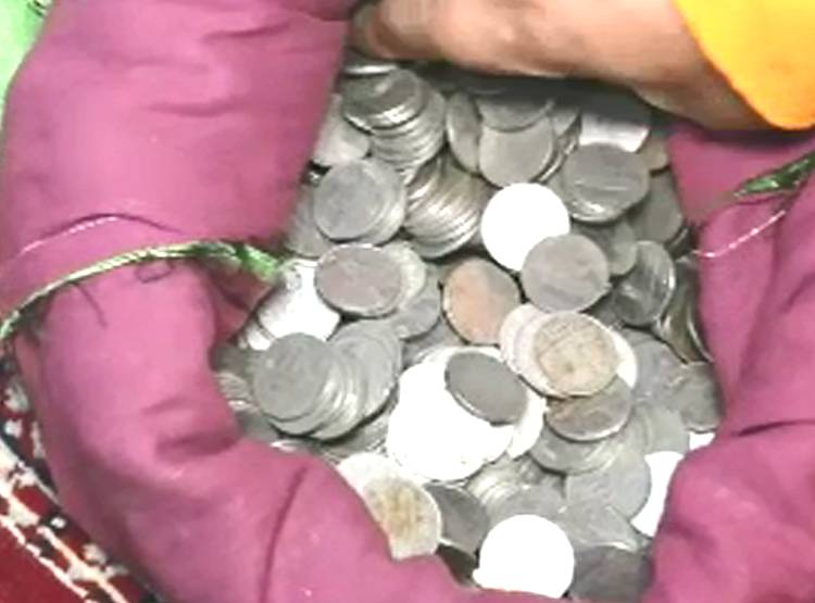 धनतेरस से बंटता है इस मंद‍िर में 'खजाना', त‍िजोरी में रखते हैं लोग