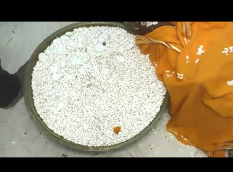 धनतेरस से बंटता है इस मंद‍िर में 'खजाना', त‍िजोरी में रखते हैं लोग