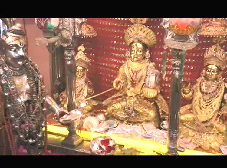 धनतेरस से बंटता है इस मंद‍िर में 'खजाना', त‍िजोरी में रखते हैं लोग