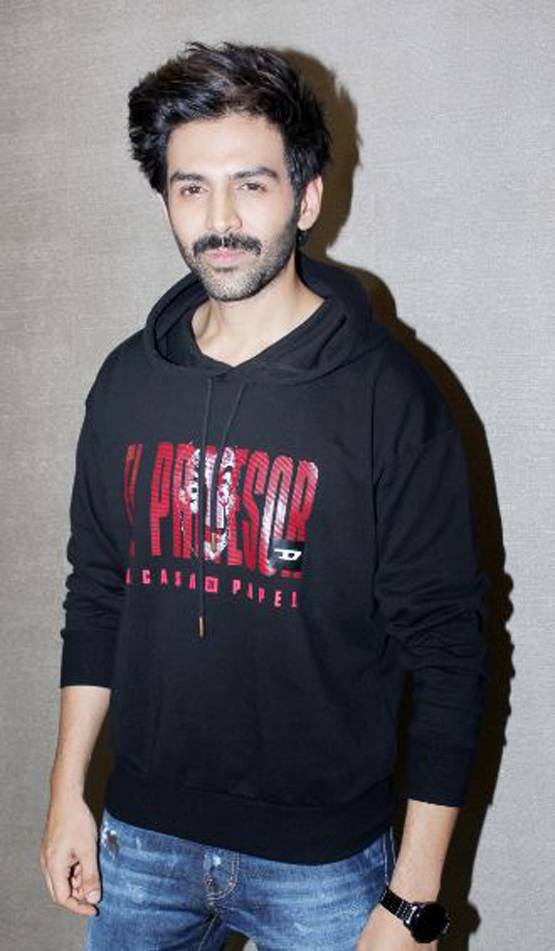 सांड की आंख-मेड इन चाइना की स्क्रीनिंग, स्टाइलिश लुक में दिखे सितारे