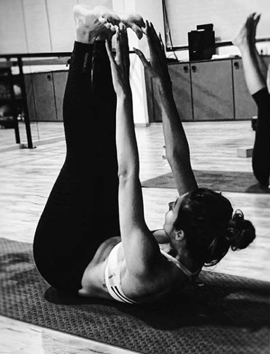 स्ट्रेचिंग करते हुए मलाइका की फोटोज हिट, मिले हजारों लाइक्स