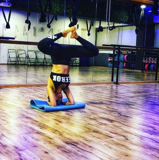 स्ट्रेचिंग करते हुए मलाइका की फोटोज हिट, मिले हजारों लाइक्स