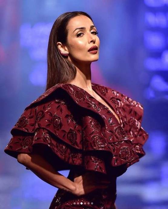 स्ट्रेचिंग करते हुए मलाइका की फोटोज हिट, मिले हजारों लाइक्स