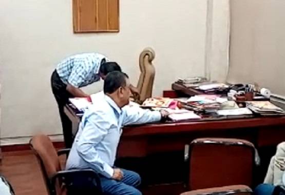 धनकुबेर निकला अफसर, मिली इतनी संपत्ति कि देखकर सब हैरान