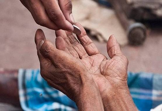 भिखारिन के अकाउंट से निकला इतना पैसा कि खाली हो गया बैंक