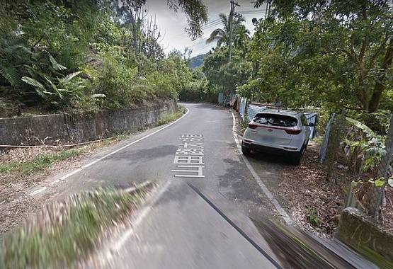 कार के बोनट पर रोमांस करता दिखा न्यूड कपल, तस्वीरें वायरल