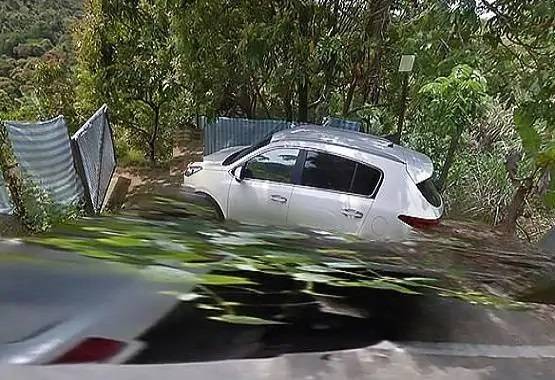 कार के बोनट पर रोमांस करता दिखा न्यूड कपल, तस्वीरें वायरल