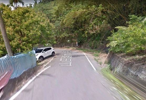 कार के बोनट पर रोमांस करता दिखा न्यूड कपल, तस्वीरें वायरल