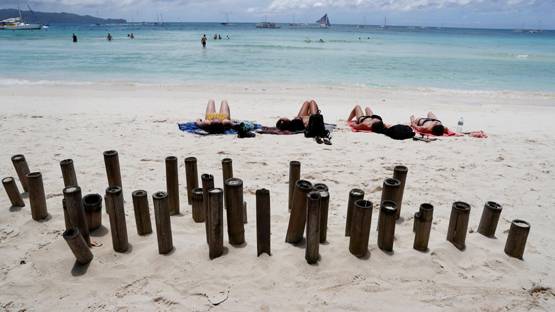 धागे के बराबर बिकिनी पहन घूम रही थी टूरिस्ट, पुलिस ने किया अरेस्ट