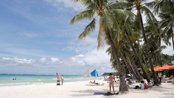 धागे के बराबर बिकिनी पहन घूम रही थी टूरिस्ट, पुलिस ने किया अरेस्ट