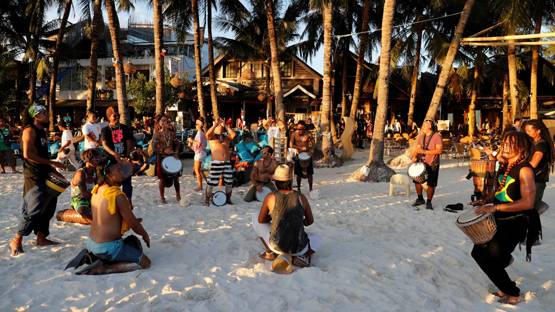 धागे के बराबर बिकिनी पहन घूम रही थी टूरिस्ट, पुलिस ने किया अरेस्ट