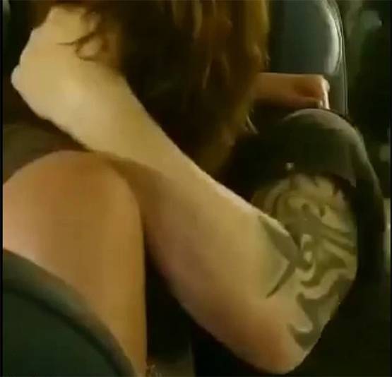 फ्लाइट में 'रोमांस' कर रहा था कपल, एयरहोस्टेस ने रंगे हाथ पकड़ा