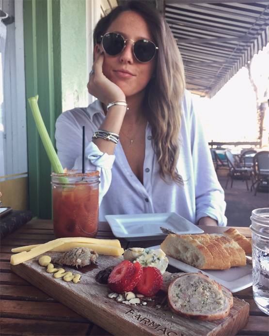 महिला ने मांगी जॉब, बिकिनी फोटो पोस्ट कर कंपनी ने की 'बेइज्जती'