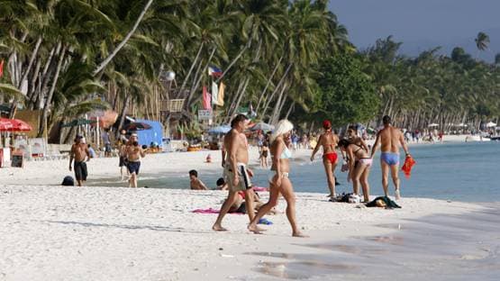 धागे के बराबर बिकिनी पहन घूम रही थी टूरिस्ट, पुलिस ने किया अरेस्ट