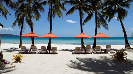 धागे के बराबर बिकिनी पहन घूम रही थी टूरिस्ट, पुलिस ने किया अरेस्ट