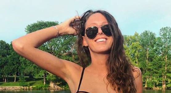 महिला ने मांगी जॉब, बिकिनी फोटो पोस्ट कर कंपनी ने की 'बेइज्जती'