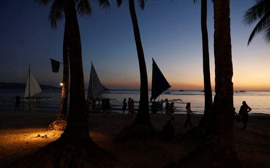 धागे के बराबर बिकिनी पहन घूम रही थी टूरिस्ट, पुलिस ने किया अरेस्ट