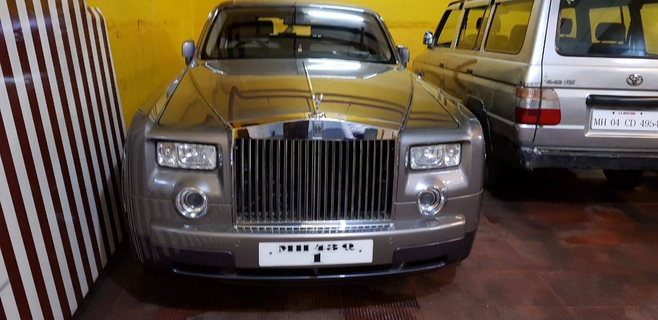 शिकंजे में रियल एस्‍टेट कंपनी के 2 बड़े चेहरे, जब्‍त हुईं ये लग्‍जरी कारें