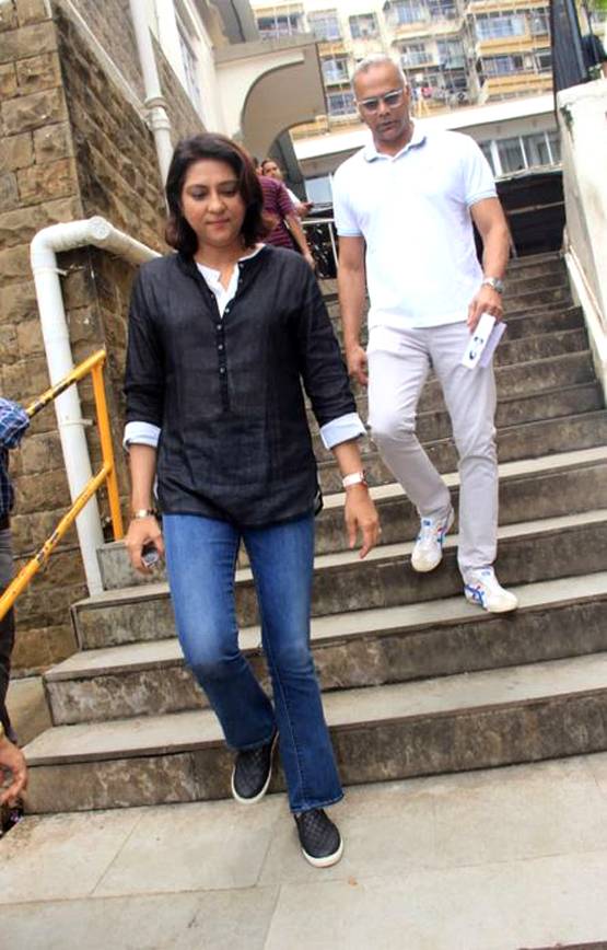 माधुरी-दीया-प्रीति जिंटा-सोहा, सितारों में दिखा वोटिंग का जोश