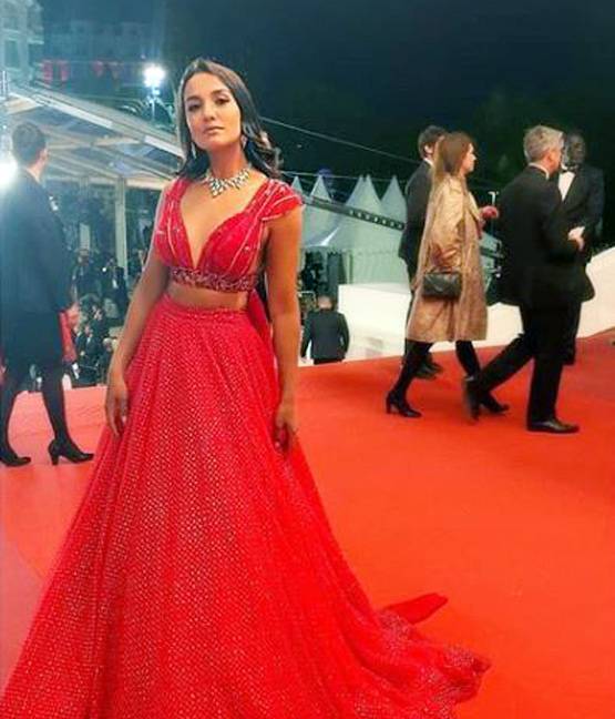 प्रियंका से होती है इस नेपाली एक्ट्रेस की तुलना, कांस में भी लहराया परचम