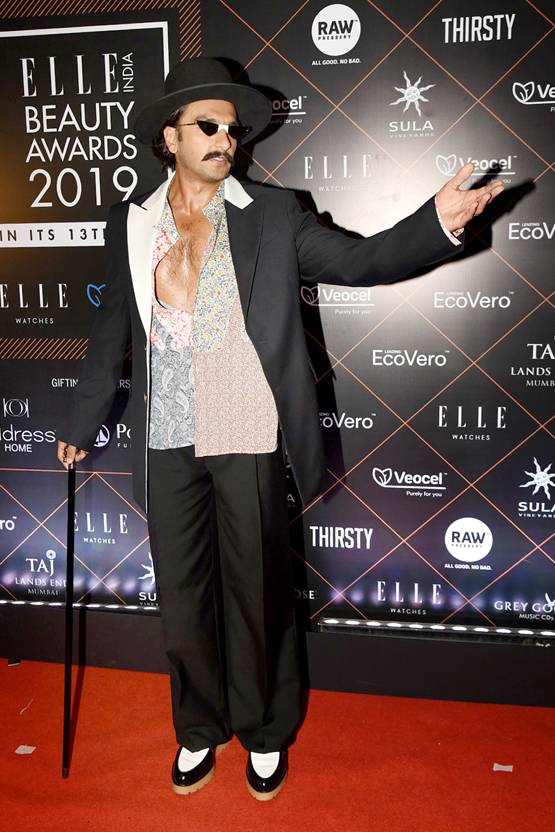 ELLE BEAUTY AWARDS: फिर अतरंगी लुक में दिखे रणवीर, दीपिका ने किया ये कमेंट