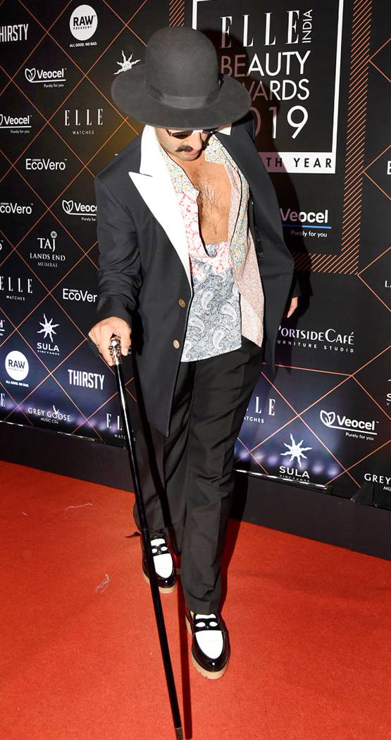 ELLE BEAUTY AWARDS: फिर अतरंगी लुक में दिखे रणवीर, दीपिका ने किया ये कमेंट