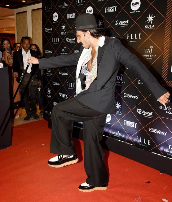 ELLE BEAUTY AWARDS: फिर अतरंगी लुक में दिखे रणवीर, दीपिका ने किया ये कमेंट