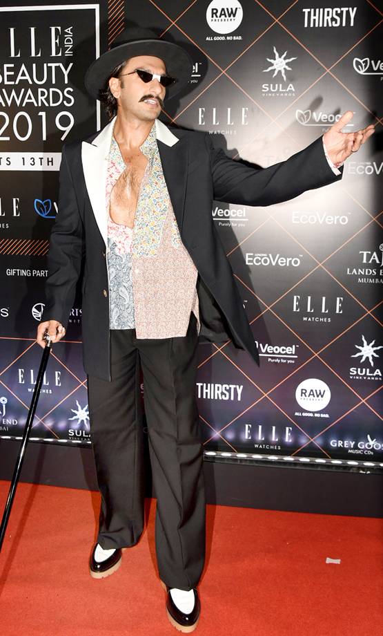 ELLE BEAUTY AWARDS: फिर अतरंगी लुक में दिखे रणवीर, दीपिका ने किया ये कमेंट