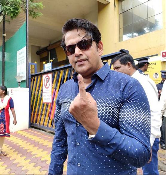 माधुरी-दीया-प्रीति जिंटा-सोहा, सितारों में दिखा वोटिंग का जोश