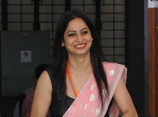 फिर चर्चा में पीली साड़ी वाली पोलिंग अफसर, सेल्फी के लिए मची होड़