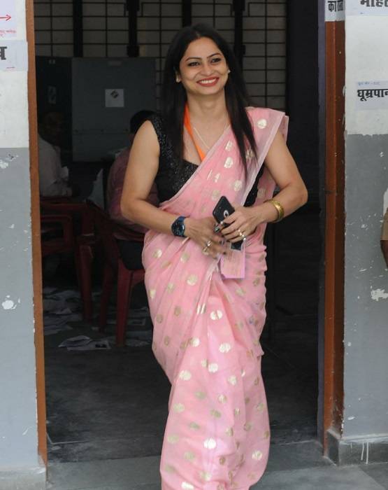 फिर चर्चा में पीली साड़ी वाली पोलिंग अफसर, सेल्फी के लिए मची होड़