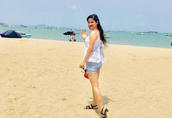 फिर चर्चा में पीली साड़ी वाली पोलिंग अफसर, सेल्फी के लिए मची होड़