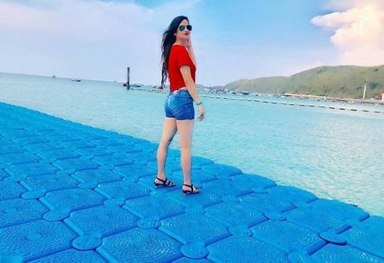 फिर चर्चा में पीली साड़ी वाली पोलिंग अफसर, सेल्फी के लिए मची होड़