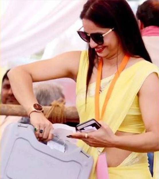 फिर चर्चा में पीली साड़ी वाली पोलिंग अफसर, सेल्फी के लिए मची होड़