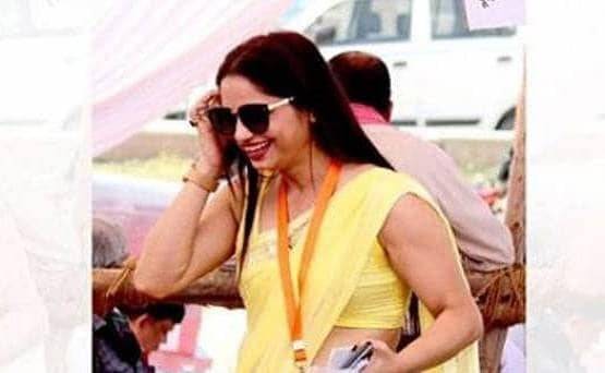 फिर चर्चा में पीली साड़ी वाली पोलिंग अफसर, सेल्फी के लिए मची होड़